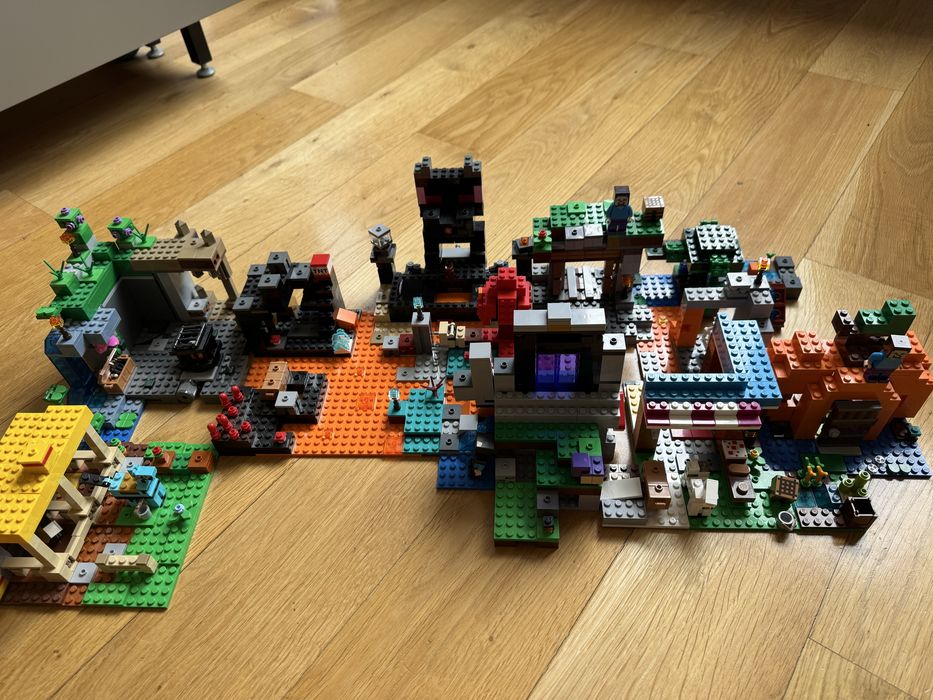 Продавам 8 оригинални LEGO Minecraft комплекта