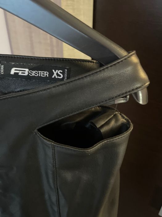 Кожен панталон с крачол тип чарлстон и разрези в талията