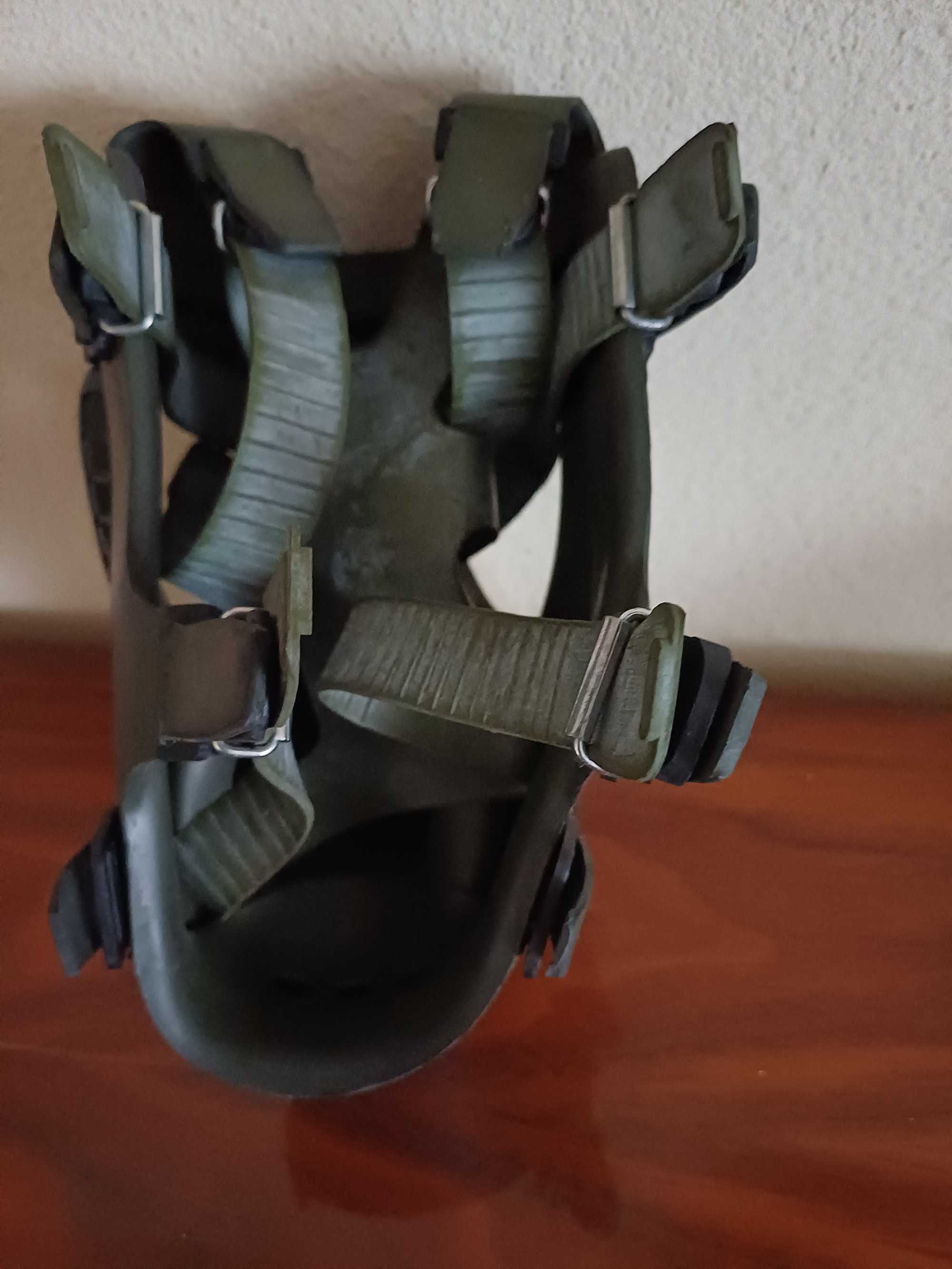 Vand salopeta barbati din doua piese si masca de protectie cu filtru.