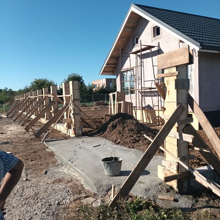 Mesteri la garduri si porti din plasa bordurata sipca metalica bca
