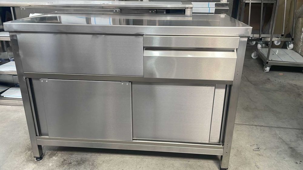 Masa de lucru din inox tip dulap cu usi glisante