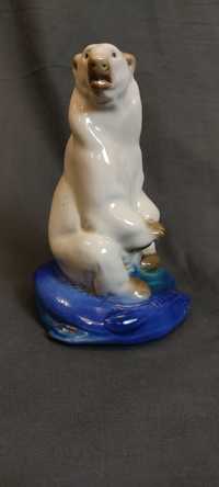 Фарфоровая статуэтка белый медведь с рыбой гжель