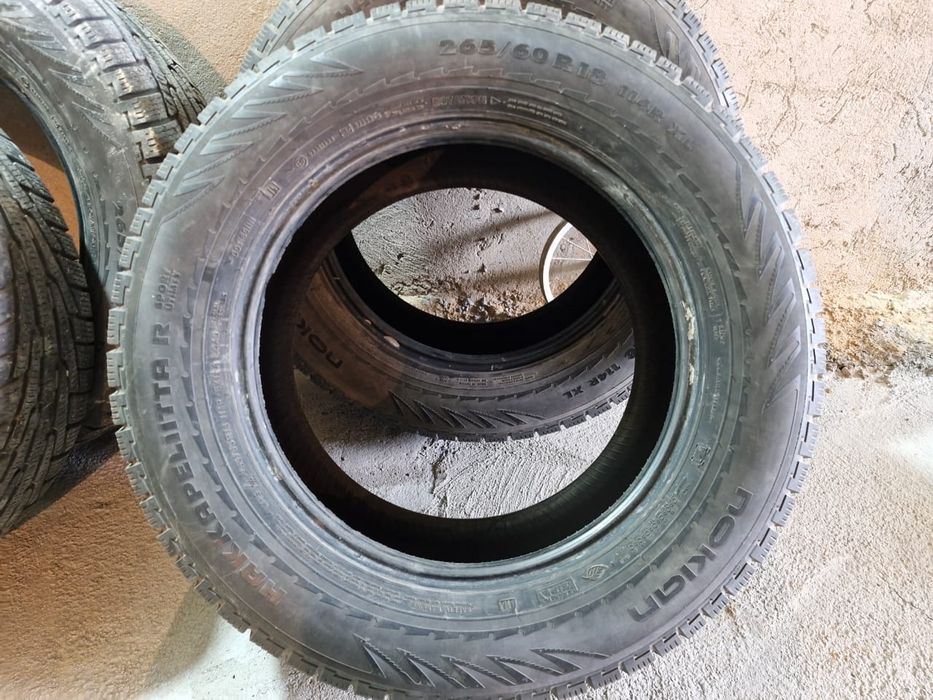 Продам хорошие покрышки nokian залежались в гараже размер  265_60_18