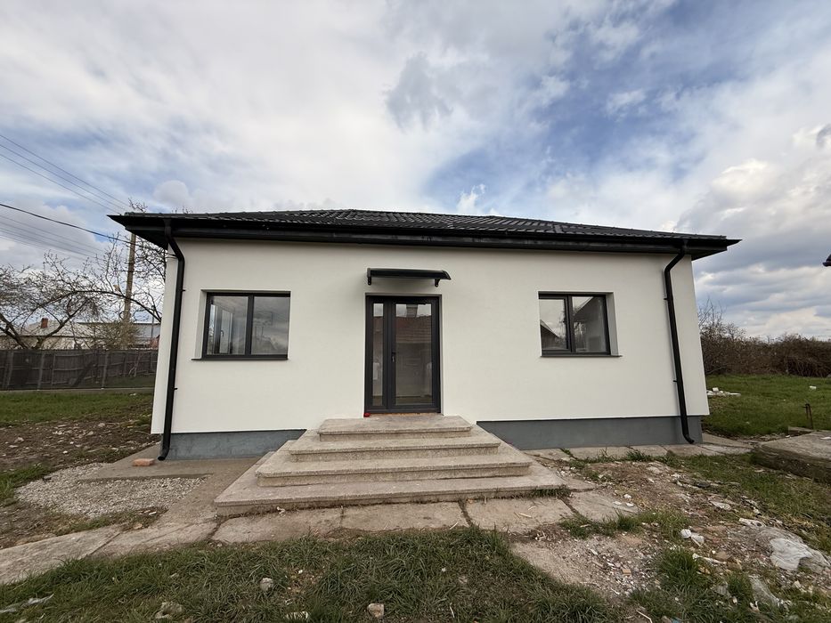 Casă complet renovată + teren 3.242 mp