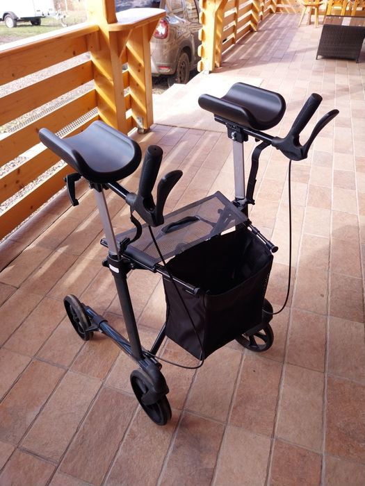 Cadru cu roți pentru persoane cu dizabilități