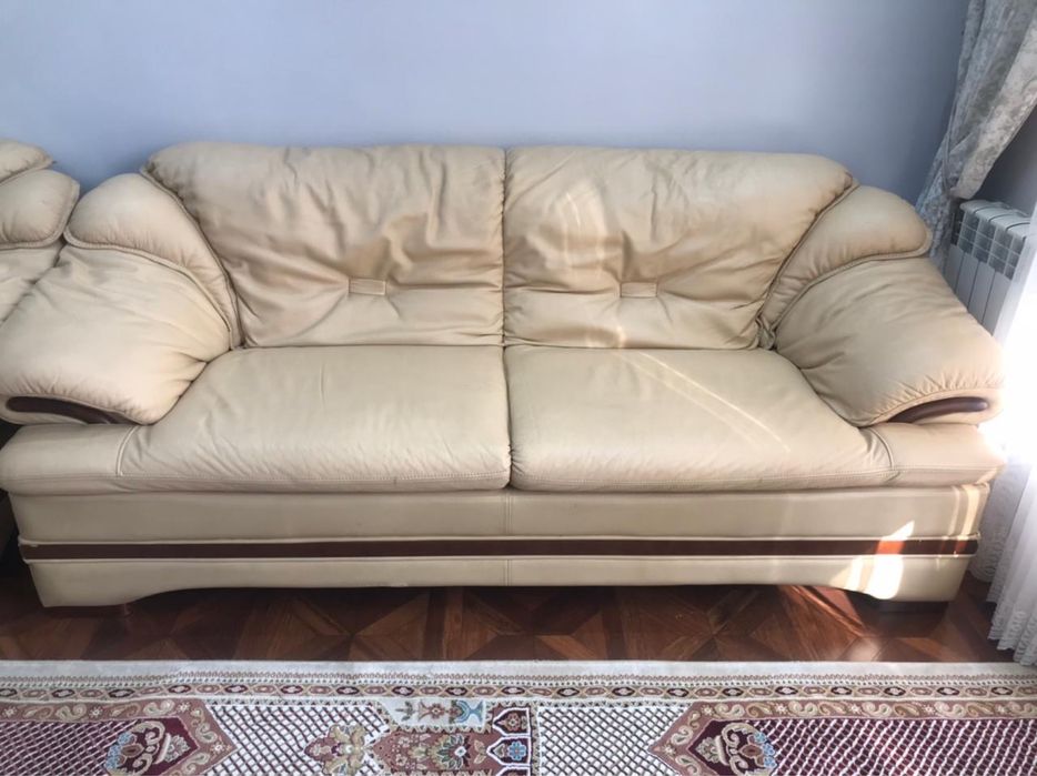 Диван кожанный , бежевый цвет