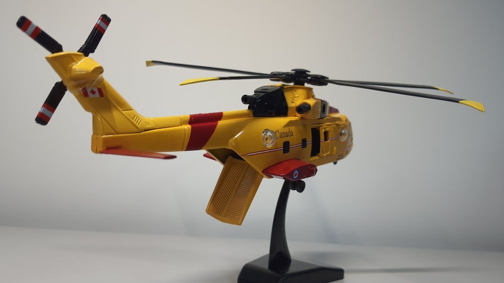 Macheta, jucarie elicopter metalica Agustawestland Aw101. 27 cm 1/72