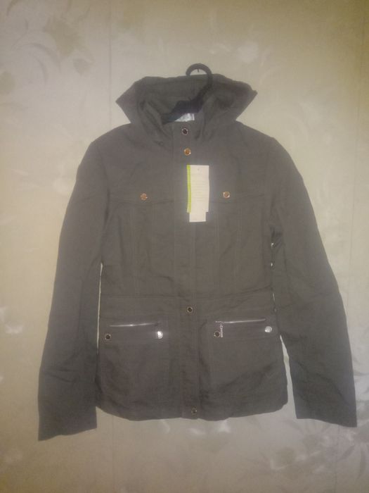 Продам ветровку женскоя