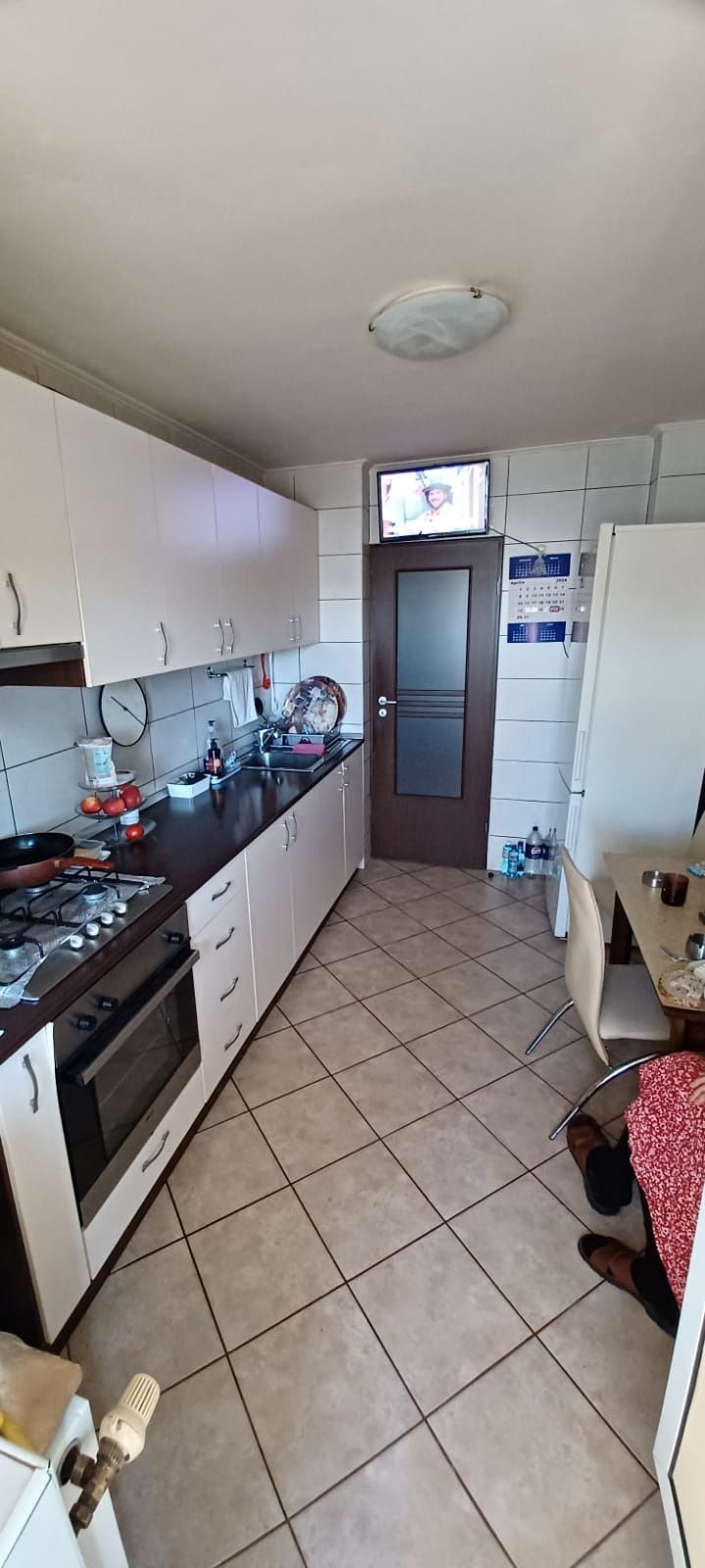 Vând apartament 4 camere piața Rahova