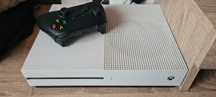 Vând Xbox One + manetă + jocuri populare (FIFA 20-25, Farming Simulato