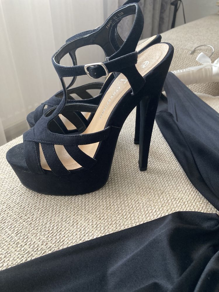 Sandale negre din piele intoarsa