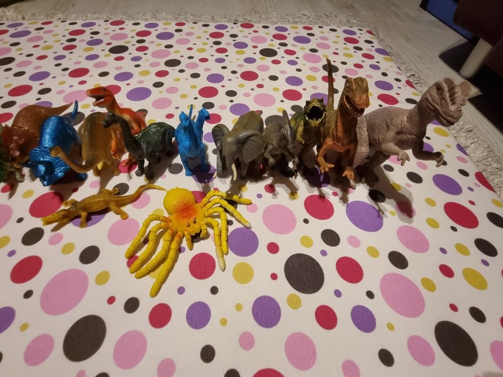 Dinozauri lot jucarii