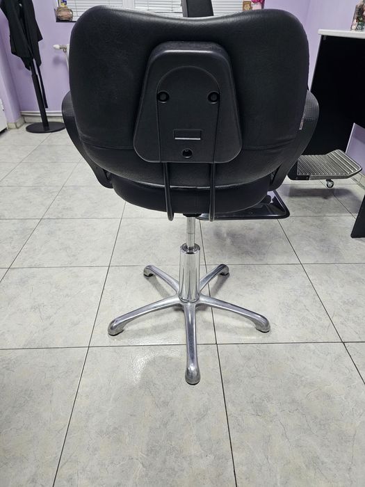 Фризьорски стол в черно