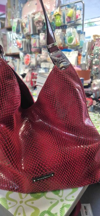 Продавам червена дамска чанта.