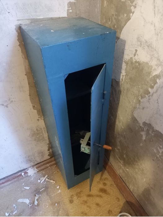 Продам сейф,с одним ключом,размером 250×270×900мм