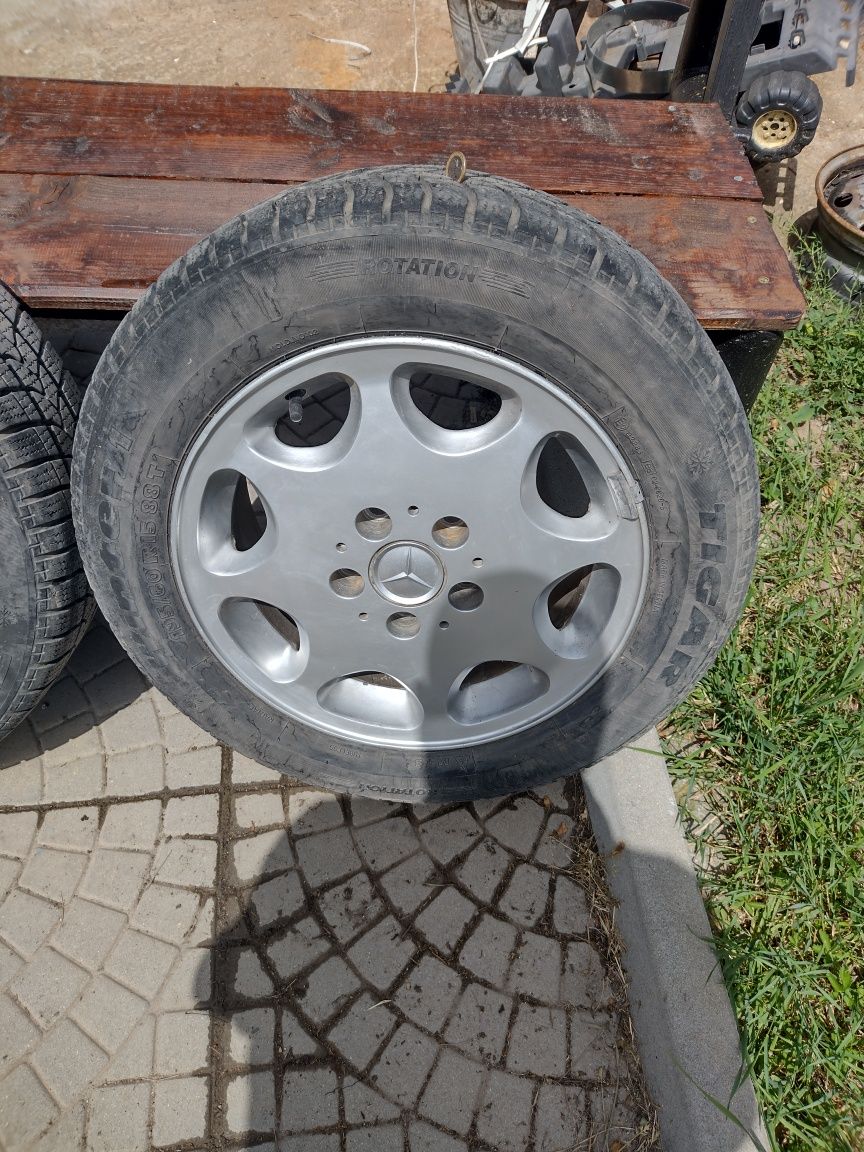 Продавам гуми с джанти 15 за Мерцедес