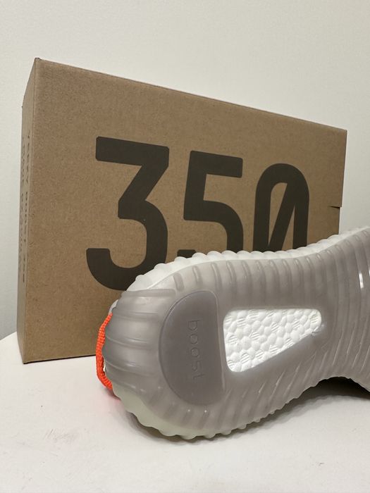 Super Reducere ! Yeezy Boost 350 - Tail Light - Marime 36, 46
