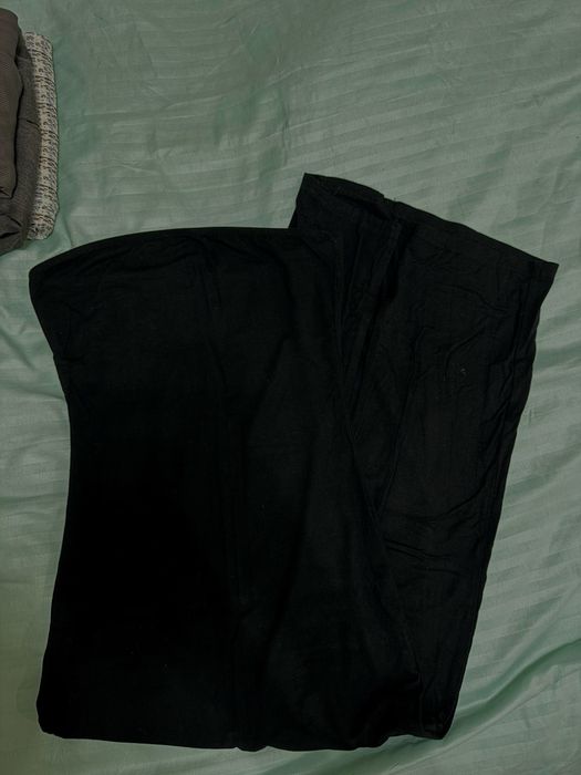 Правя разпродажба на нови и запазени дрехи.