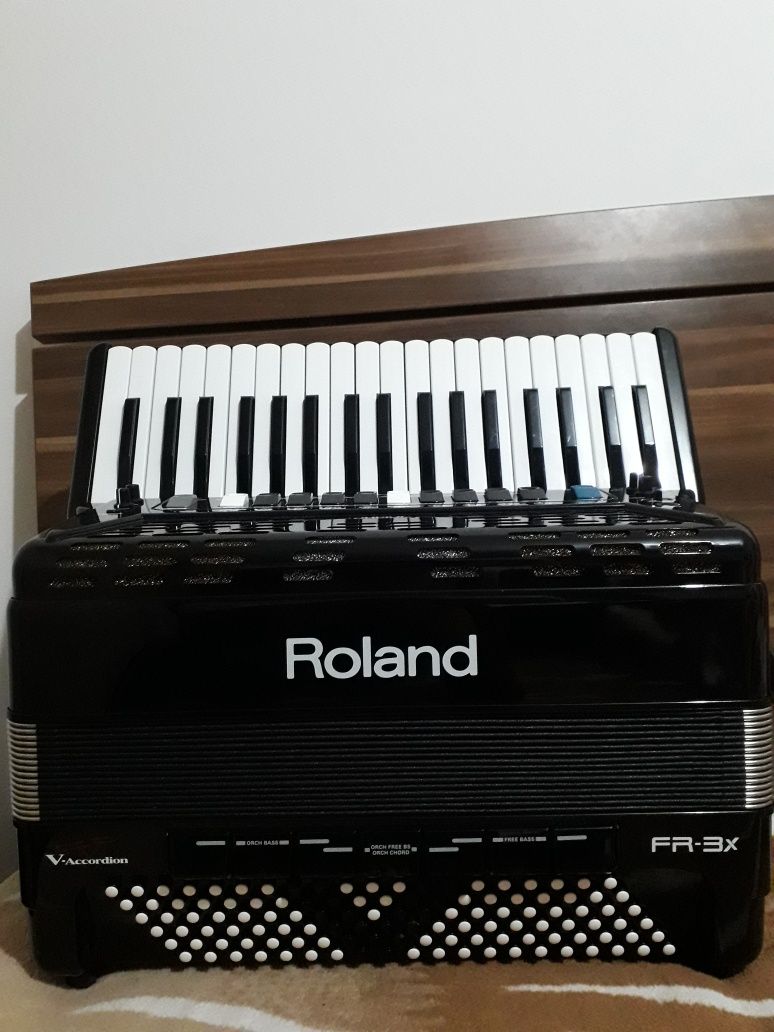 Acordeon Roland fr3x.Mai multe detalii în privat!