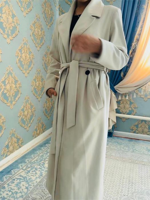 Молочный пальто,гарантия есть.