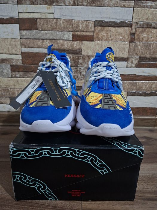 Versace chain reaction