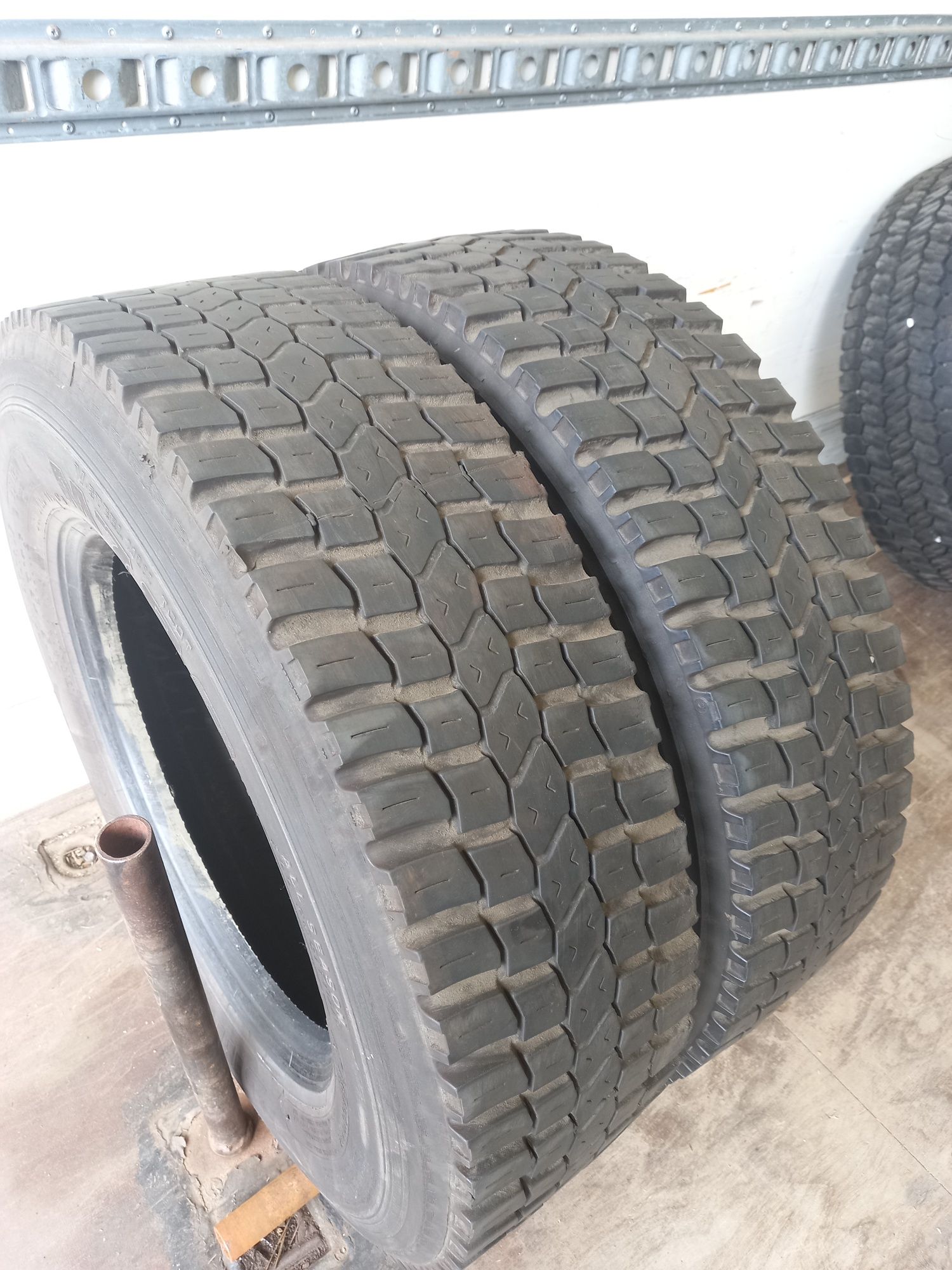 2 броя гуми 215 75 17.5
