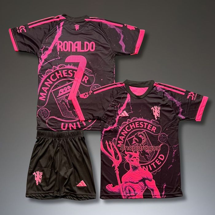 Детски неонов футболен екип на К.Роналдо Манчестър Юнайтед нов модел !