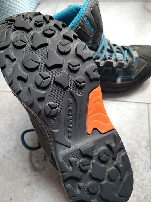 Дамски туристически боти Lowa