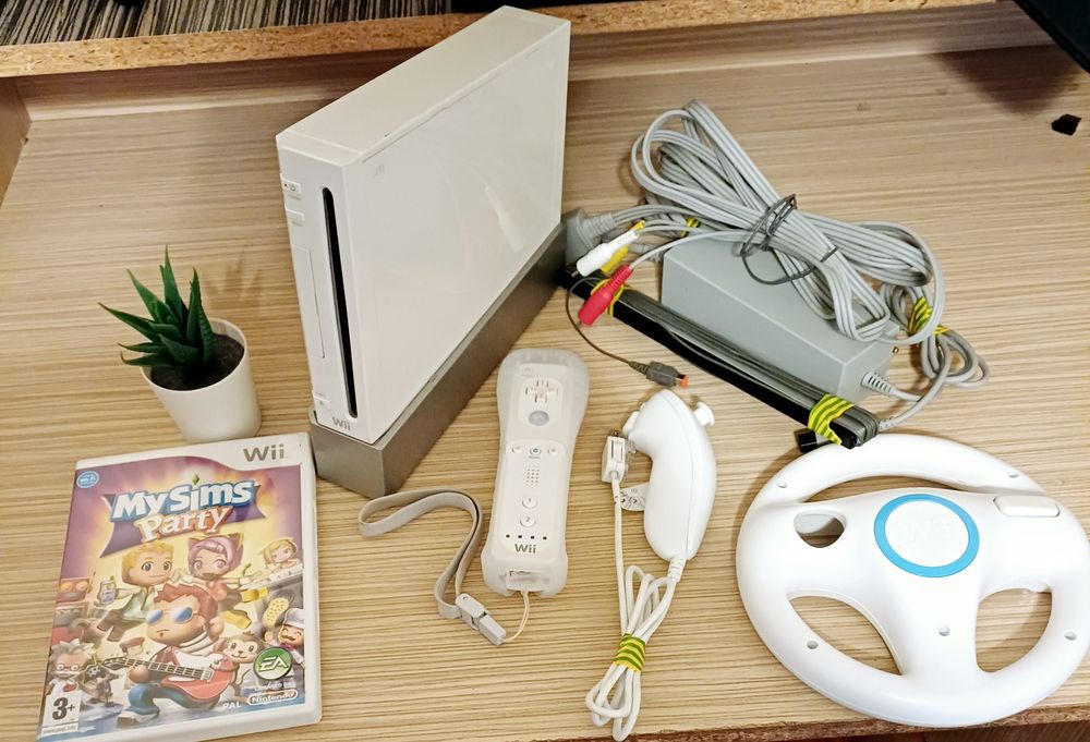 Vând Consola Nintendo Wii perfect funcțională, completa + 1 joc Cadou