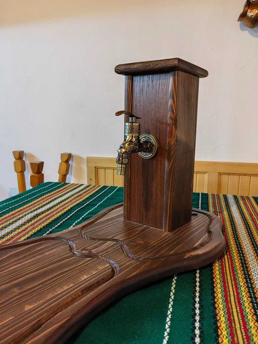 Подарък за мъж – дървен диспенсър за алкохол