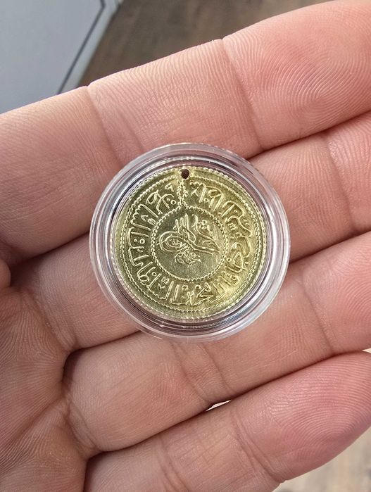 Златна монета , пендар