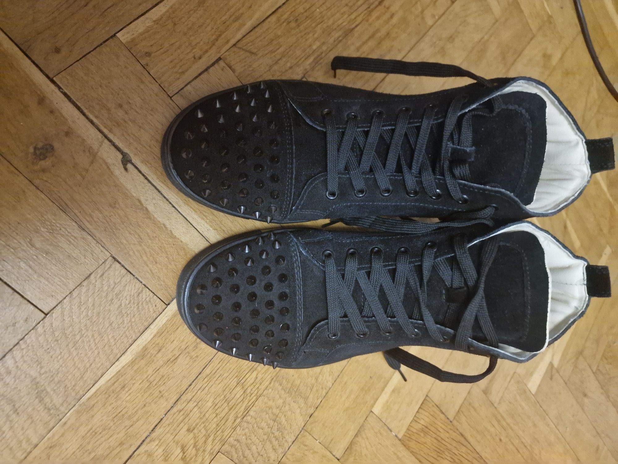 Christian Louboutin 44