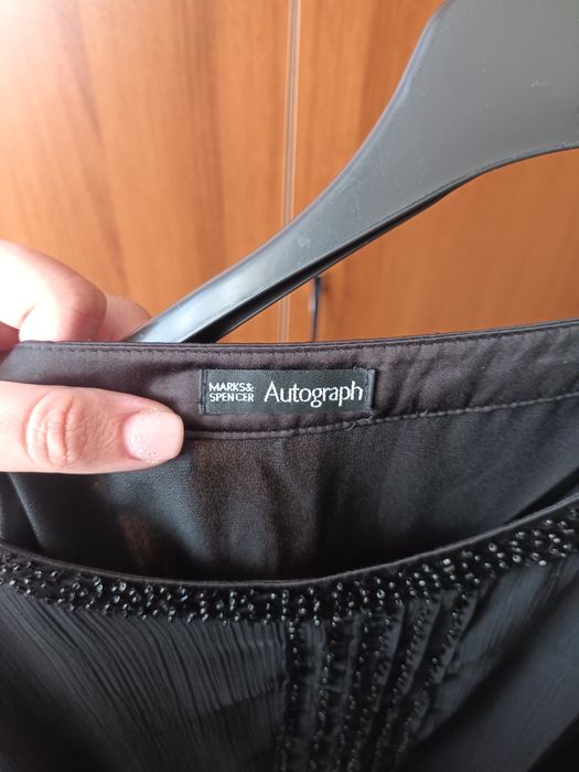 Интересна рокля със сатенени ръкави