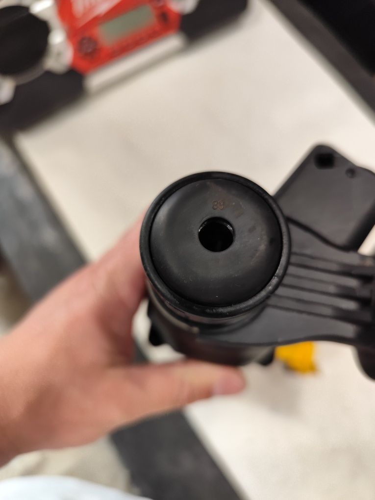 Безчетков акумулаторен перфоратор къртач Девалт DeWALT DCH033