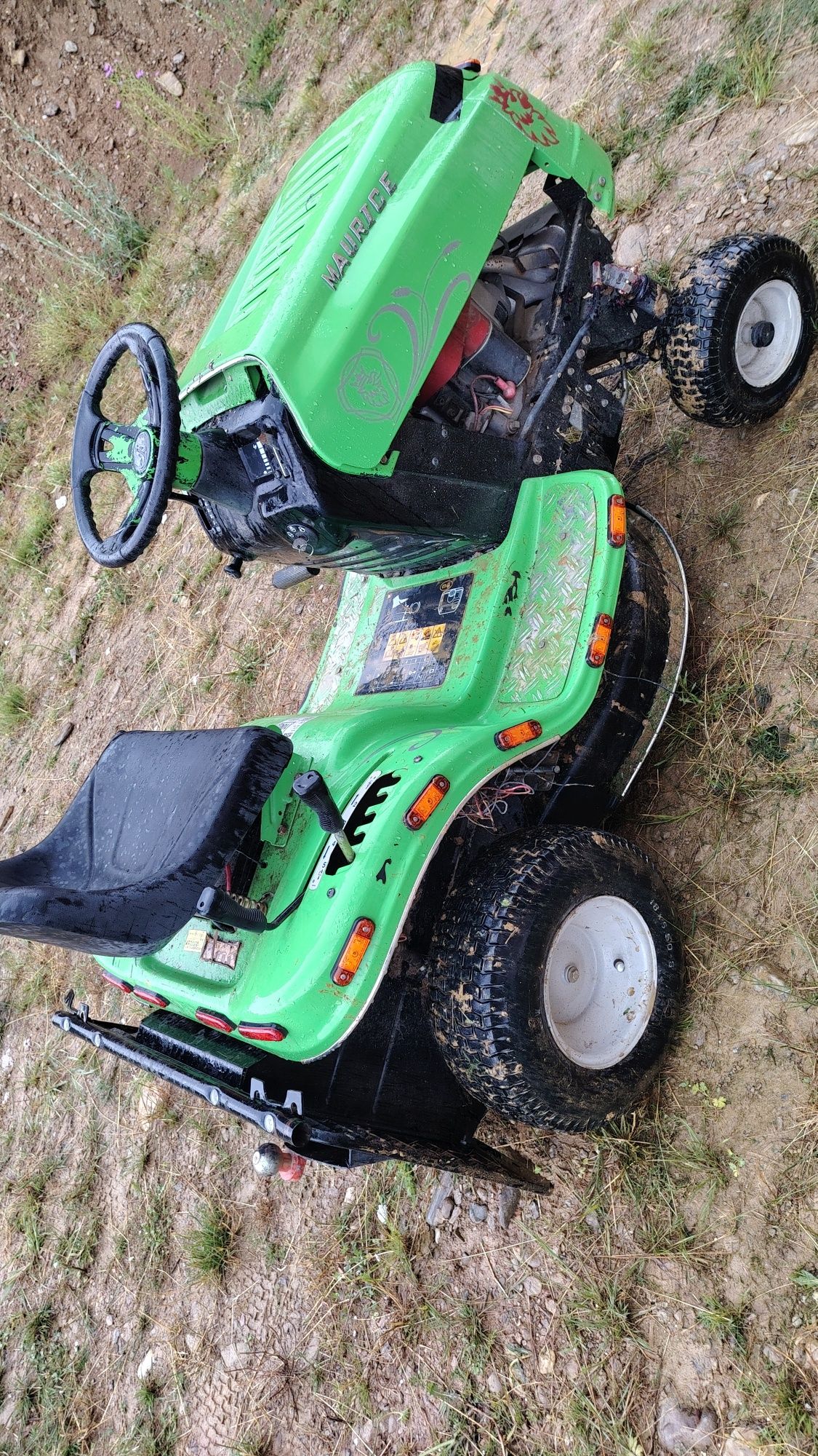 Vând tractoras gazon