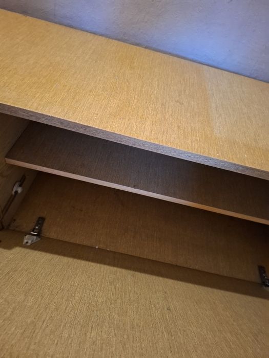 Подарявам шкаф за обувки-160/43 с по 2 рафта.