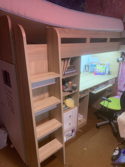 Детско двуетажно легло с бюро и гардероб с двулицев матрак