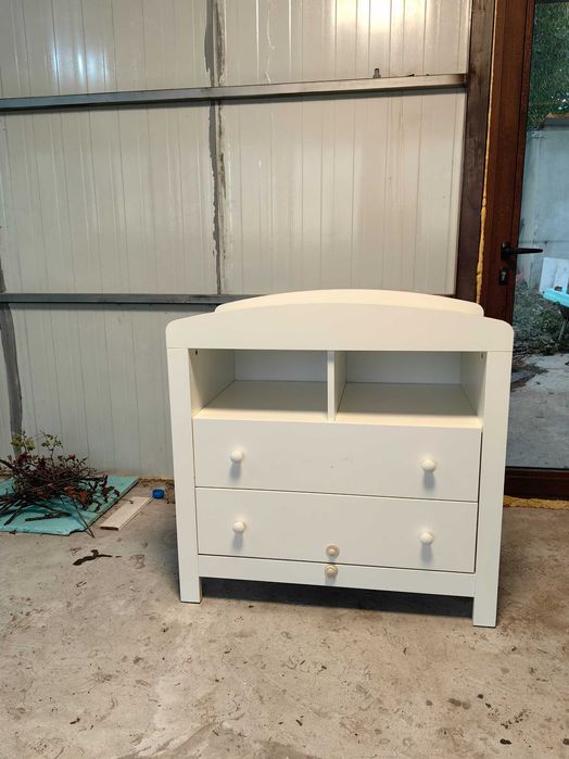 скрин с място за повиване