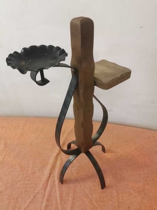 Scrumiera pe suport de flori