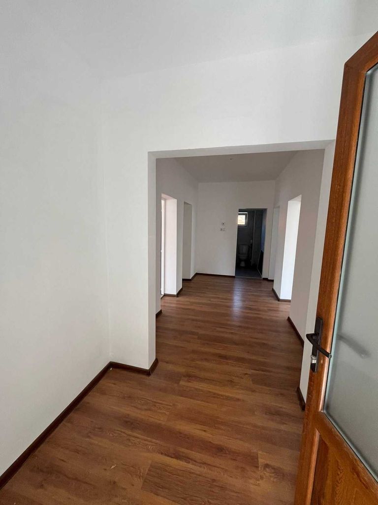 Продава се Двустаен апартамент в Добрич, Център - 60 кв.м за 1318 €/кв.м - Снимка #2