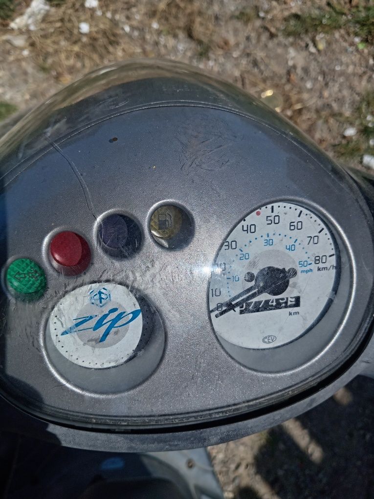 Vând Piaggio zip