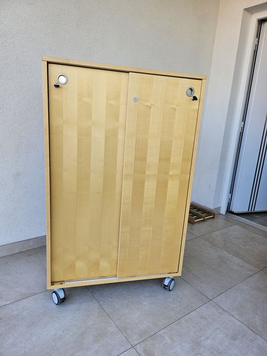 Dulap pe roți cu uși glisante – practic, modern, calitate premium.