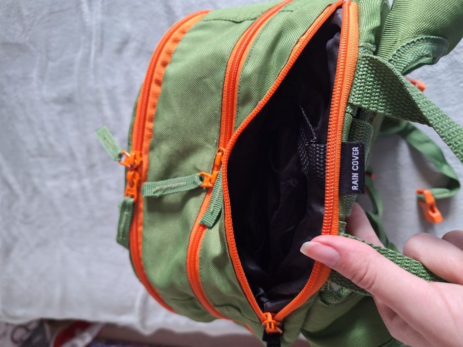 Ученическа раница с 4 разделни джоба + вграден дъждобран