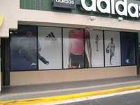 Autocolant tip perforat (window graphics) pentru colantare magazine