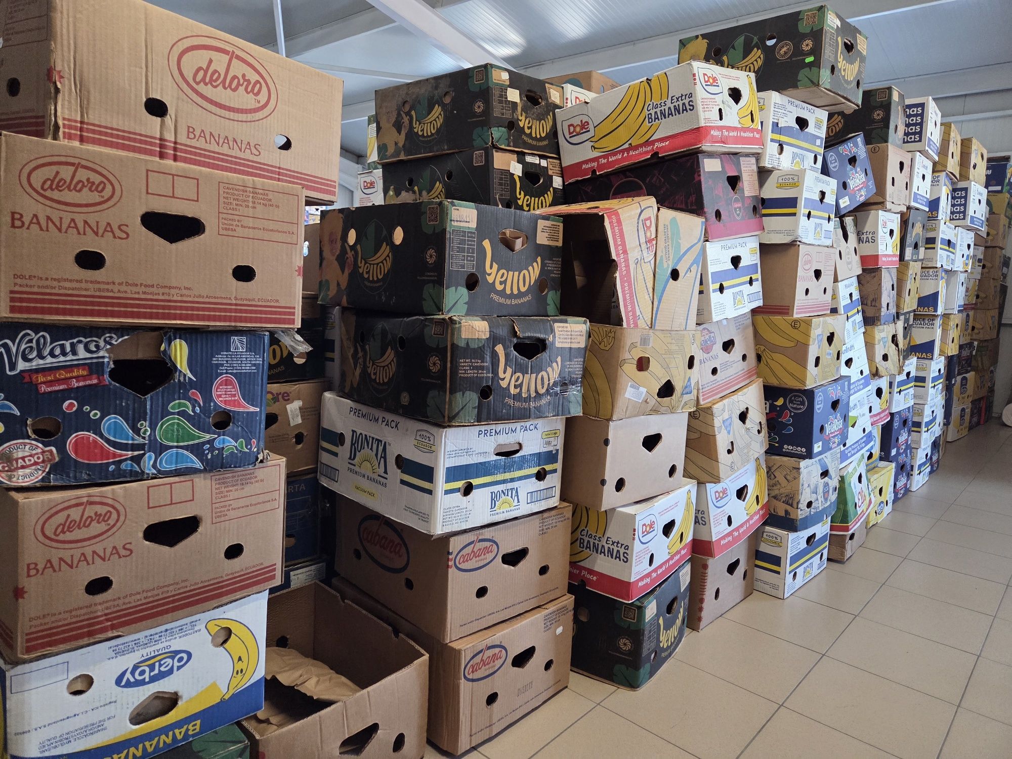 Vand 200 baxuri de banane noi.