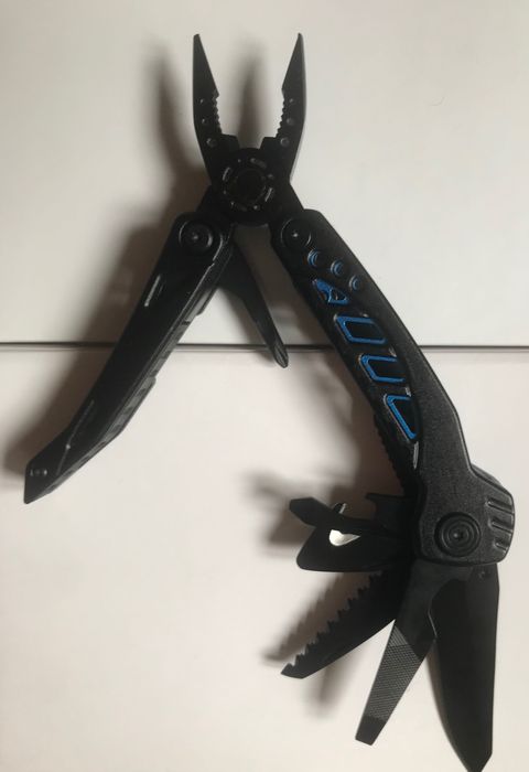 Vand unealta multifunctionala noua. Trimit in tara.