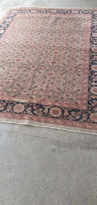 Covor din lână în stare foarte bună.