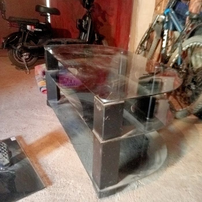 Отдам бесплатно стеклянную тумбу под телевизор  звонить в любое время