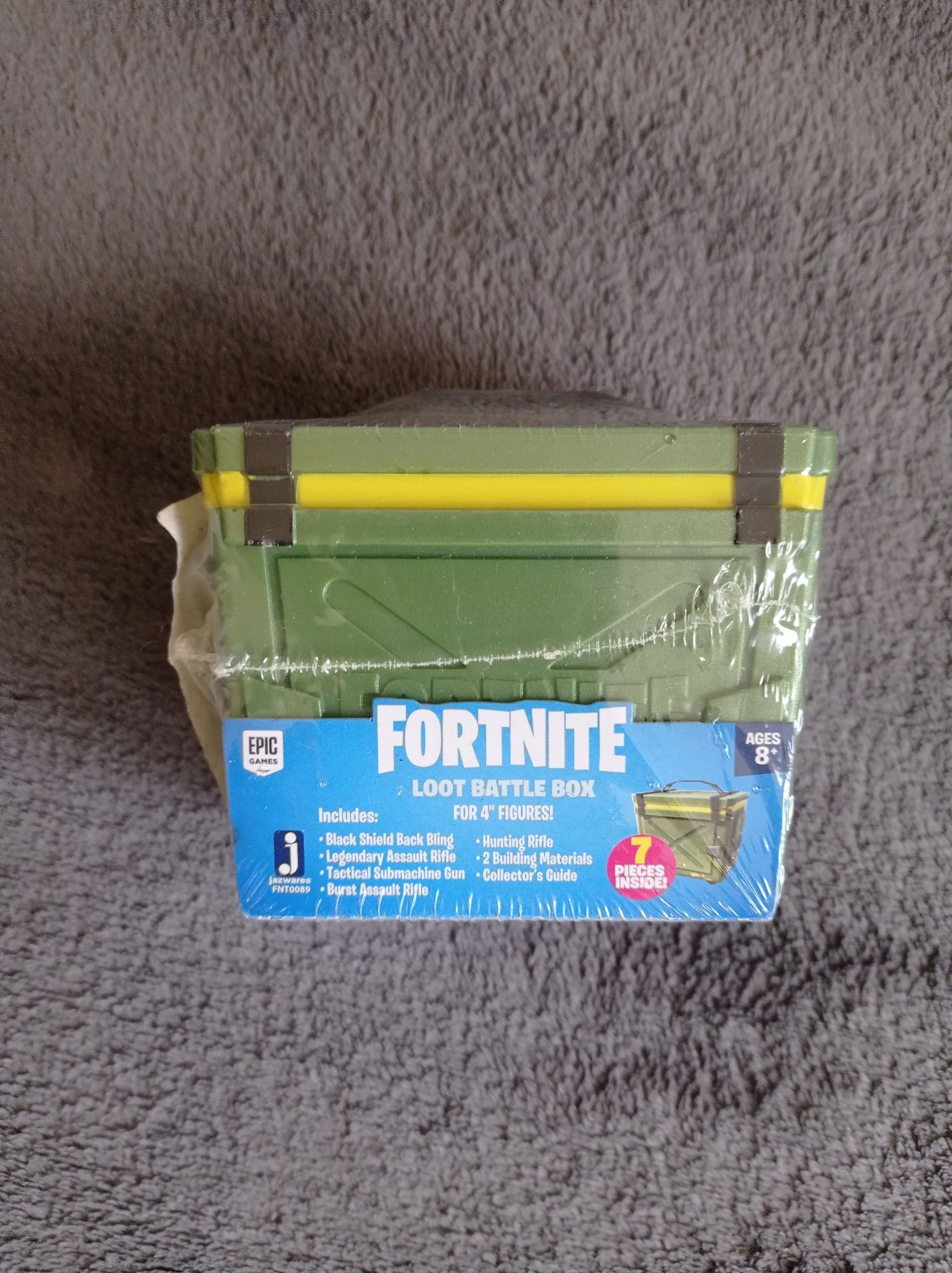 Figurina și cufăr cu arme Fornite