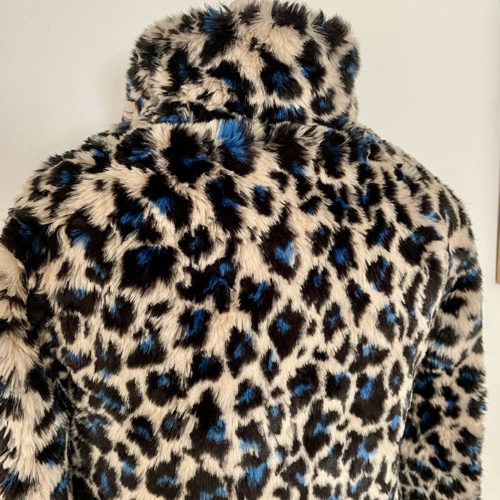 Jacheta blana artificiala, print leopard, marimea 11-12 ani